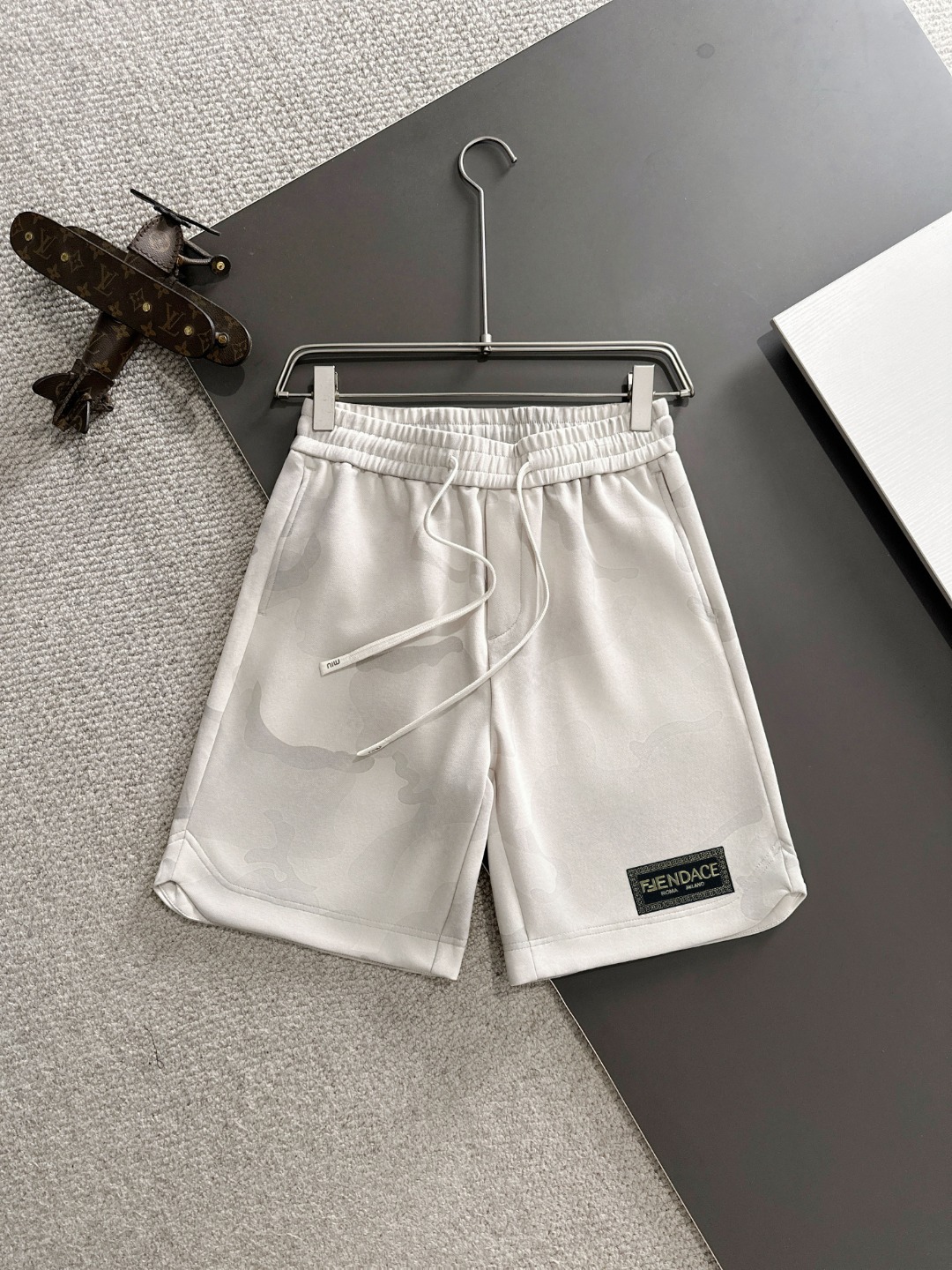 Envío al día siguiente, producto de alta gama, pantalones cortos casuales con cintura elástica de la colaboración Versa…