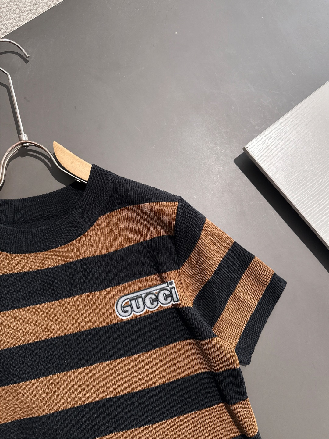 隔天出货  高品质 GUCCI 2025春夏新款男款圆领短袖T恤
精梳棉质纱线针织纺棉布面料制作，纯棉的