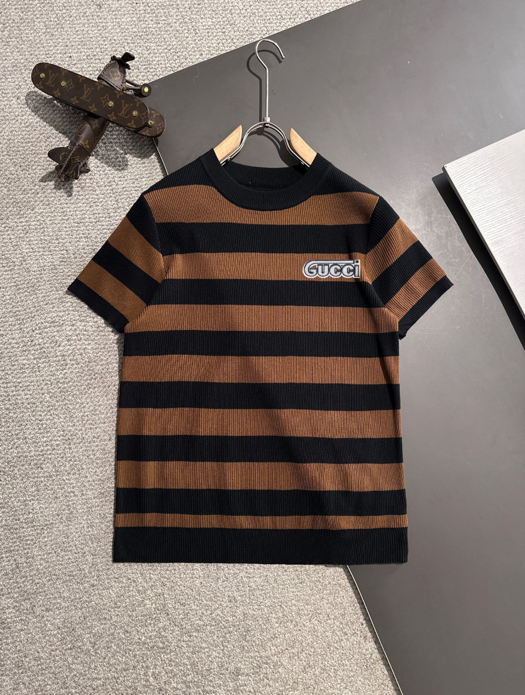隔天出货  高品质 GUCCI 2025春夏新款男款圆领短袖T恤
精梳棉质纱线针织纺棉布面料制作，纯棉的