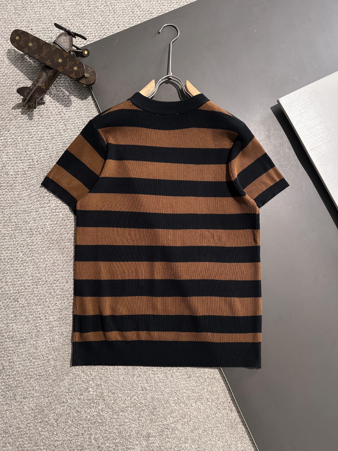 隔天出货  高品质 GUCCI 2025春夏新款男款圆领短袖T恤
精梳棉质纱线针织纺棉布面料制作，纯棉的