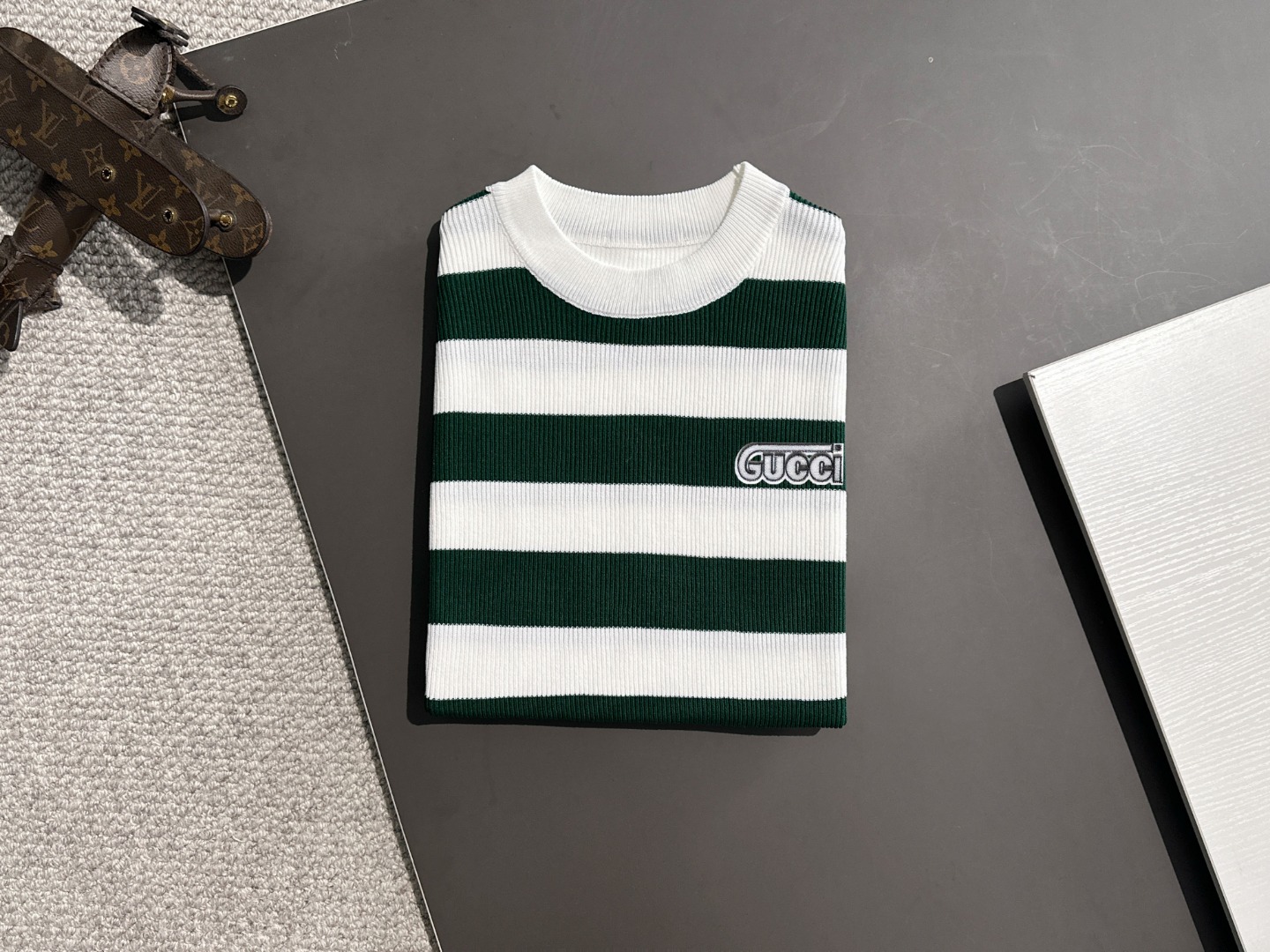 隔天出货  高品质 GUCCI 2025春夏新款男款圆领短袖T恤
精梳棉质纱线针织纺棉布面料制作，纯棉的