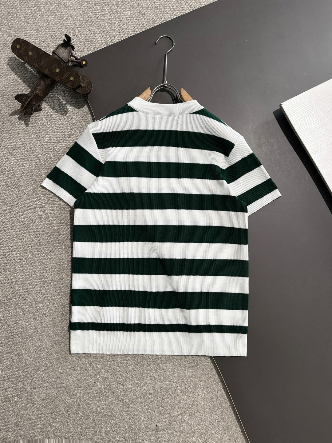 隔天出货  高品质 GUCCI 2025春夏新款男款圆领短袖T恤
精梳棉质纱线针织纺棉布面料制作，纯棉的