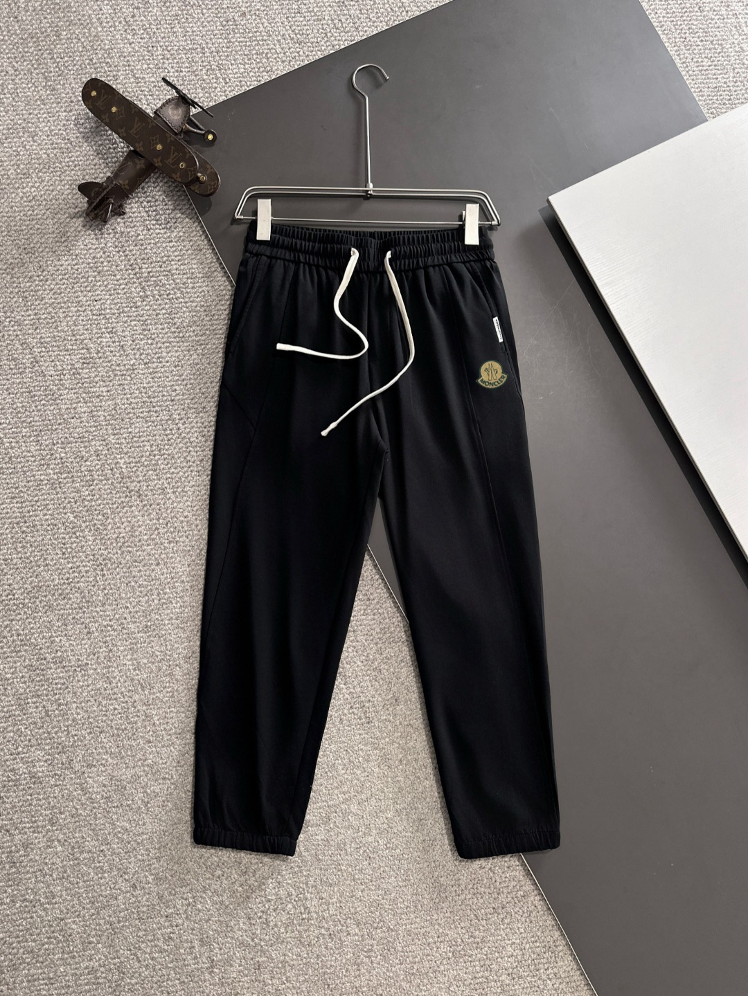 NO:147753,Shipping cover the next day. 2025 spring and summer new elastic strap casual pants, thin counter custom fabric, high breathability and comfort, impeccable details, brand element design concept, reflecting high quality. The feel is delicate and soft!  It is casually cut, with a great upper body style!  Code number M-4XL, Moncler, alexander wang19860909隔天出货蒙口 2025春夏新款松紧带休闲裤,薄款专柜定制面料 透气舒适度高,细节无可挑剔,品牌元素设计理念,体现高品质.手感细腻柔软！呈现休闲裁剪,上身版型超赞！码数M-4XL,,Moncler,alexander wang,Men's clothing