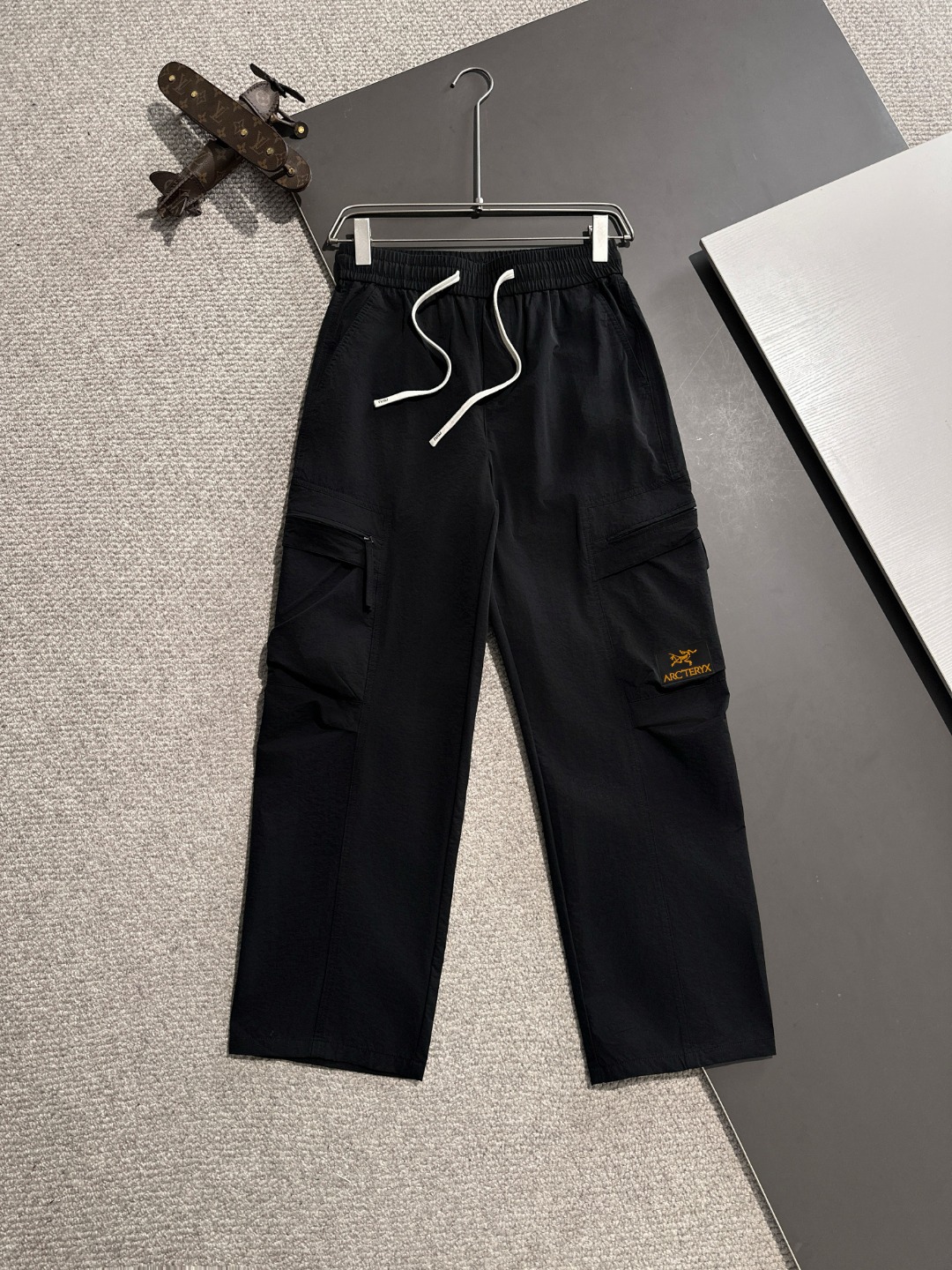 NO:147742,The next day, the new spring and summer 2025 elastic strap casual pants, thin counter custom fabric, high breathability and comfort, impeccable details, brand element design concept, reflecting high quality. The feel is delicate and soft!  It is casually cut, with a great upper body style!  Code number M-4XL, arc'teryx,alexander wang19860909隔天出货始祖鸟 2025春夏新款松紧带休闲裤,薄款专柜定制面料 透气舒适度高,细节无可挑剔,品牌元素设计理念,体现高品质.手感细腻柔软！呈现休闲裁剪,上身版型超赞！码数M-4XL,arc'teryx,alexander wang,Men's clothing