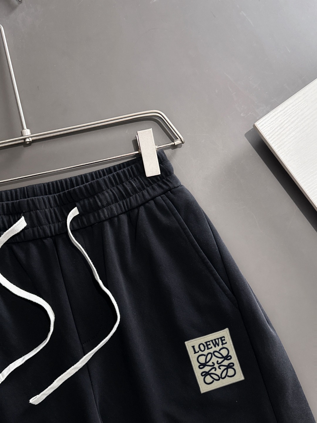 NO:147730,Shipping the next day Luo Yiwei 2025 spring and summer new elastic strap casual pants, thin counter custom fabric, high breathability and comfort, impeccable details, brand element design concept, reflecting high quality. The feel is delicate and soft!  It is casually cut, with a great upper body style!  Code number M-4XL, loewe, alexander wang19860909隔天出货罗意威 2025春夏新款松紧带休闲裤,薄款专柜定制面料 透气舒适度高,细节无可挑剔,品牌元素设计理念,体现高品质.手感细腻柔软！呈现休闲裁剪,上身版型超赞！码数M-4XL,,loewe,alexander wang,Men's clothing