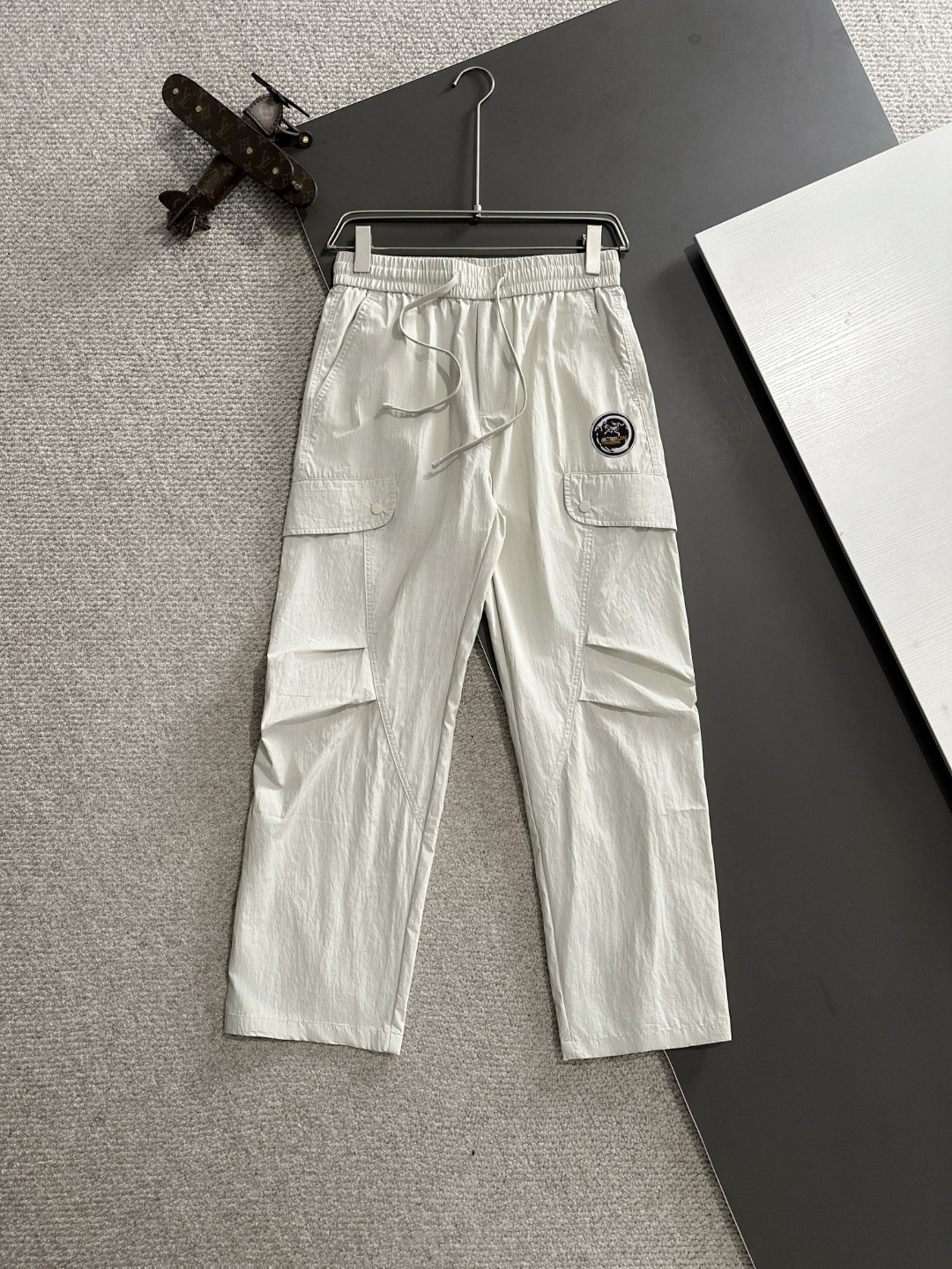 NO:147720,The next day, the new spring and summer 2025 elastic strap casual pants, thin counter custom fabric, high breathability and comfort, impeccable details, brand element design concept, reflecting high quality. The feel is delicate and soft!  It is casually cut, with a great upper body style!  Code number M-4XL, arc'teryx,alexander wang19860909隔天出货始祖鸟 2025春夏新款松紧带休闲裤,薄款专柜定制面料 透气舒适度高,细节无可挑剔,品牌元素设计理念,体现高品质.手感细腻柔软！呈现休闲裁剪,上身版型超赞！码数M-4XL,arc'teryx,alexander wang,Men's clothing