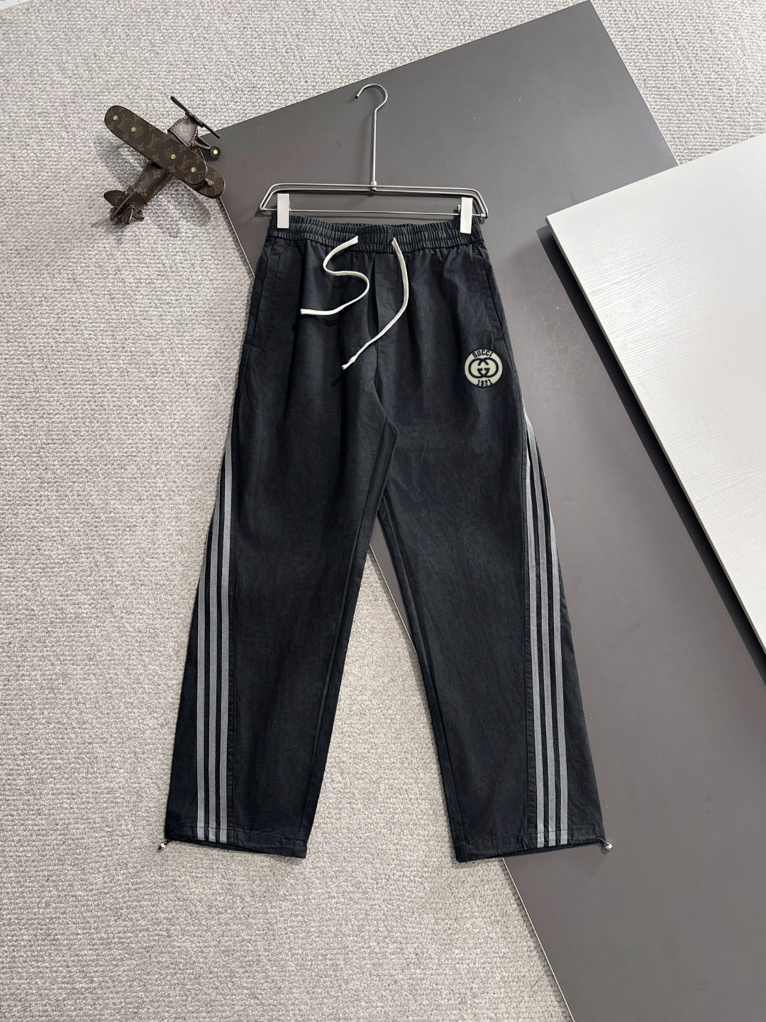 Envío al día siguiente, GUCCI 2025 primavera-verano nuevo estilo de pantalones casuales con cintura elástica, tela delg…
