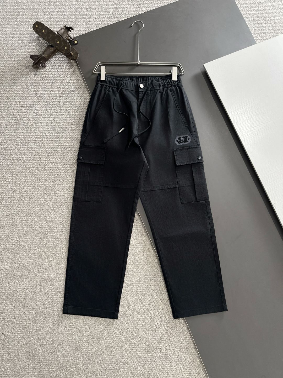 NO:147705,Shipped LV the next day. New spring and summer 2025 new elastic strap casual pants, thin counter custom fabric, high breathability and comfort, impeccable details, brand element design concept, reflecting high quality. The feel is delicate and soft!  It is casually cut, with a great upper body style!  Code number M-4XL, louis vuitton,alexander wang19860909隔天出货LV 2025春夏新款松紧带休闲裤,薄款专柜定制面料 透气舒适度高,细节无可挑剔,品牌元素设计理念,体现高品质.手感细腻柔软！呈现休闲裁剪,上身版型超赞！码数M-4XL,,louis vuitton,alexander wang,Men's clothing