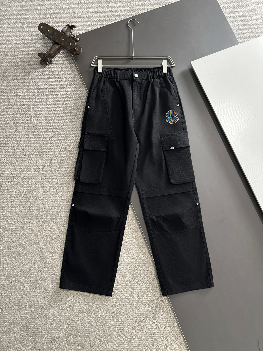 NO:147699,Shipped Balenciaga the next day. 2025 spring and summer new elastic strap casual pants, thin counter custom fabric, breathable and comfortable, impeccable details, brand element design concept, reflecting high quality. The feel is delicate and soft!  It is casually cut, with a great upper body style!  Code number M-4XL, balenciaga, alexander wang19860909隔天出货巴黎世家 2025春夏新款松紧带休闲裤,薄款专柜定制面料 透气舒适度高,细节无可挑剔,品牌元素设计理念,体现高品质.手感细腻柔软！呈现休闲裁剪,上身版型超赞！码数M-4XL,,balenciaga,alexander wang,Men's clothing