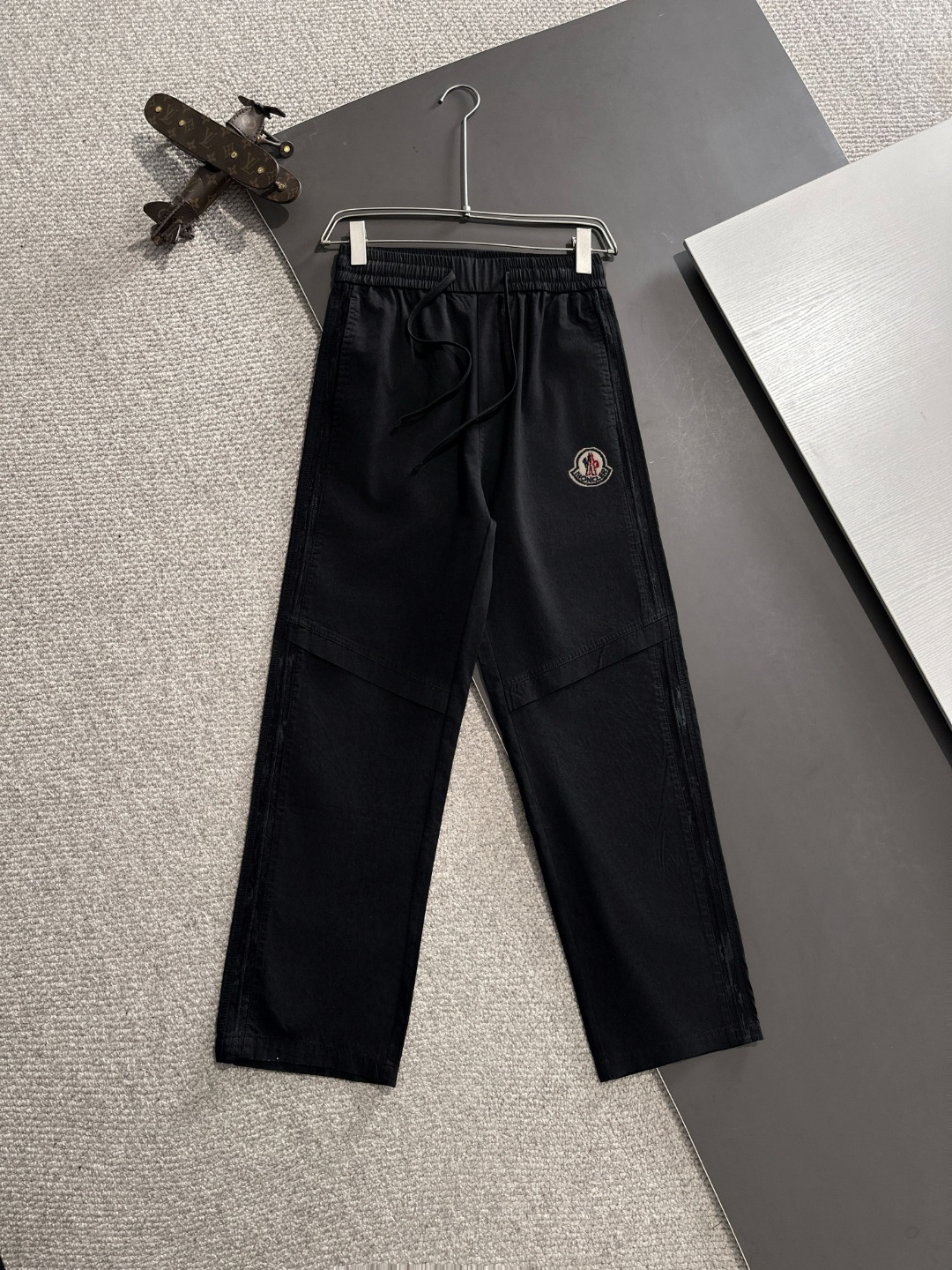 NO:147682,Shipping cover the next day. 2025 spring and summer new elastic strap casual pants, thin counter custom fabric, high breathability and comfort, impeccable details, brand element design concept, reflecting high quality. The feel is delicate and soft!  It is casually cut, with a great upper body style!  Code number M-4XL, Moncler, alexander wang19860909隔天出货蒙口 2025春夏新款松紧带休闲裤,薄款专柜定制面料 透气舒适度高,细节无可挑剔,品牌元素设计理念,体现高品质.手感细腻柔软！呈现休闲裁剪,上身版型超赞！码数M-4XL,,Moncler,alexander wang,Men's clothing