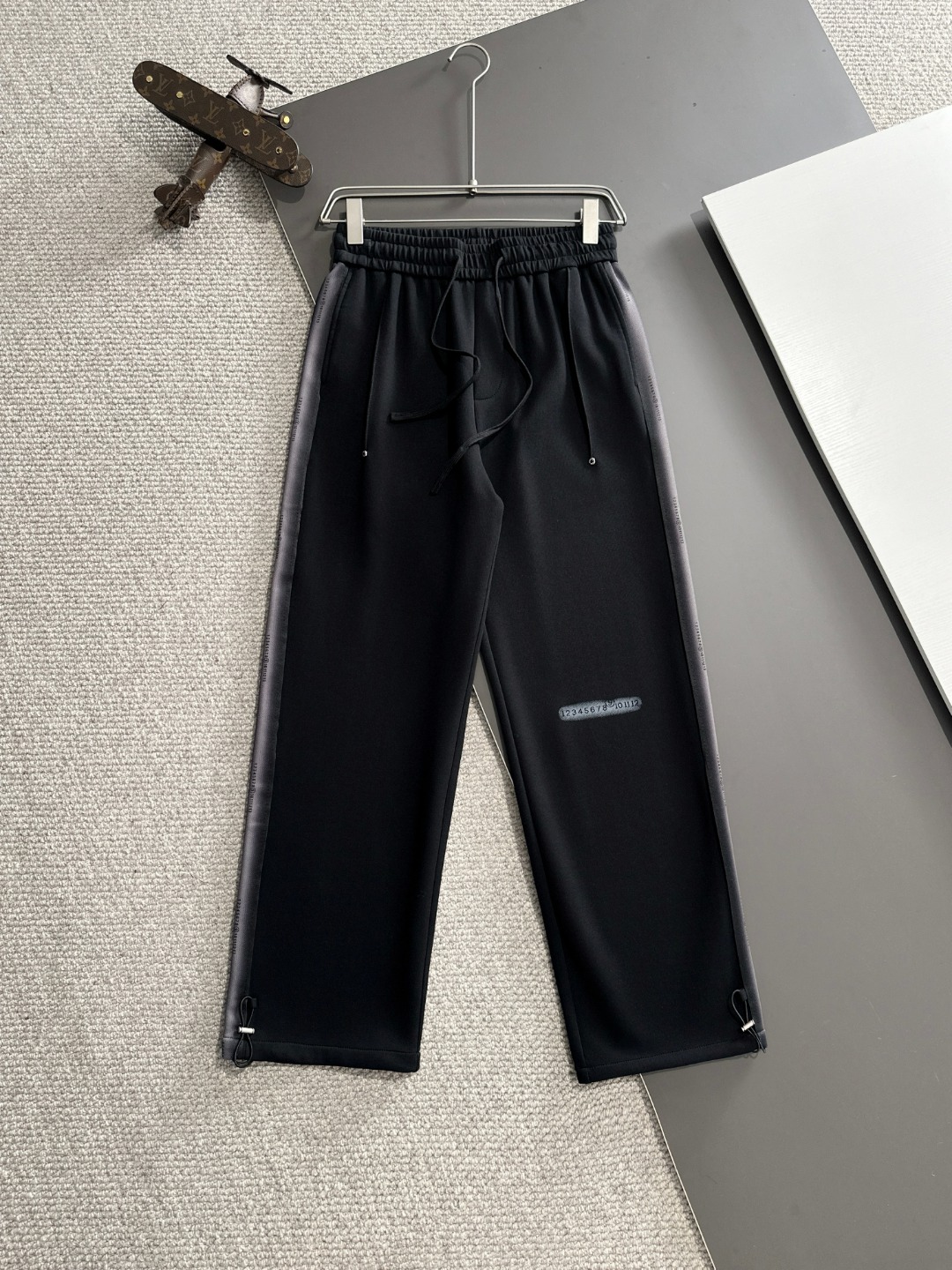 Envío al día siguiente MM6 2025 Primavera/Verano Nuevo pantalón casual con cintura elástica, tela de boutique personali…