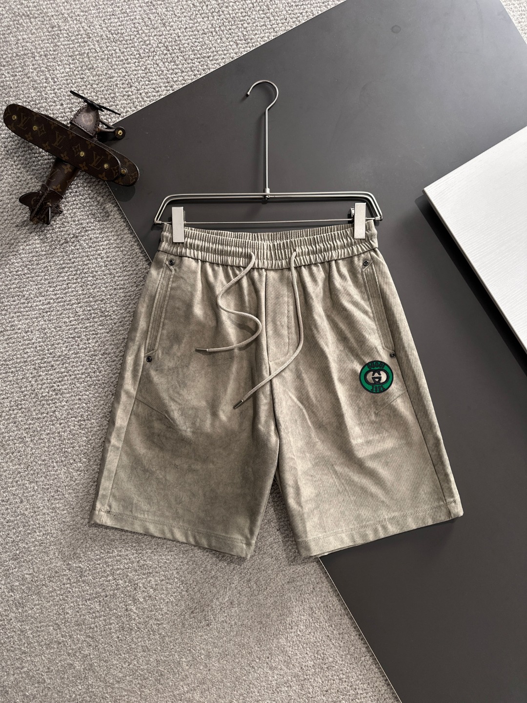 NO:143334,Shipping the next day High-end GUCCI 2025 spring and summer new elastic strap casual shorts, custom-made fabric for counter, breathable and comfortable, impeccable details, brand element design concept, reflecting high quality. It feels delicate and soft!  It is casually cut, with a great upper body style!  Code number M-3XL, gucci, shorts, alexander wang19860909隔天出货 高端货 GUCCI 2025春夏新款松紧带休闲短裤,专柜定制面料 透气舒适度高,细节无可挑剔,品牌元素设计理念,体现高品质.手感细腻柔软！呈现休闲裁剪,上身版型超赞！码数M-3XL,,gucci,shorts,alexander wang,Men's clothing