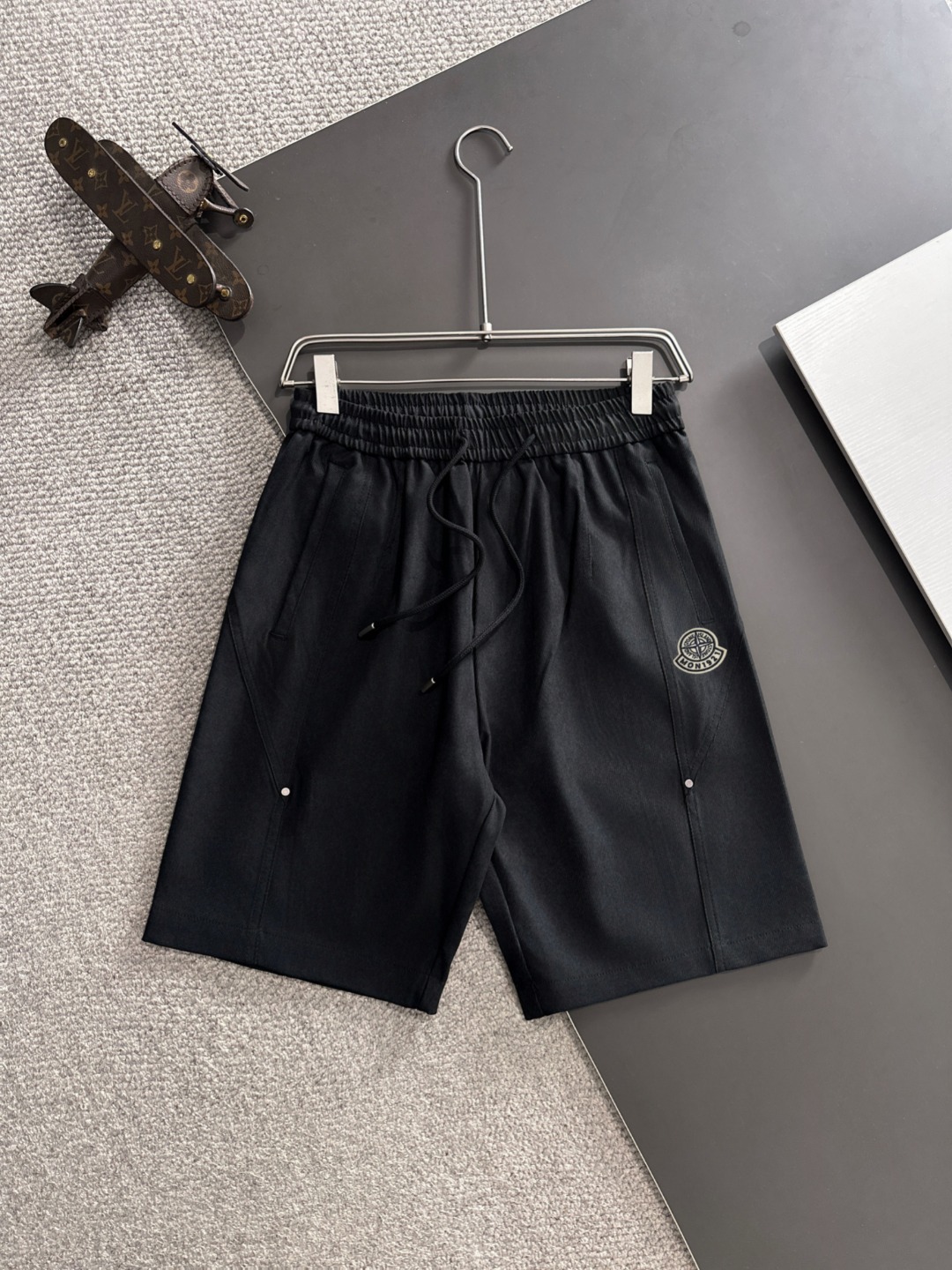 NO:143341,Shipping the next day, high-end goods, cover, new spring and summer 2025 elastic strap casual shorts, customized counter fabric, breathable and comfortable, impeccable details, brand element design concept, reflecting high quality. The feel is delicate and soft!  It is casually cut, with a great upper body style!  Code number M-3XL, Moncler, shorts, alexander wang19860909隔天出货 高端货 蒙口 2025春夏新款松紧带休闲短裤,专柜定制面料 透气舒适度高,细节无可挑剔,品牌元素设计理念,体现高品质.手感细腻柔软！呈现休闲裁剪,上身版型超赞！码数M-3XL,,Moncler,shorts,alexander wang,Men's clothing