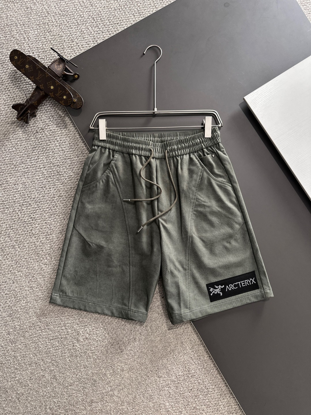 NO:143353,Shipping the next day, high-end goods, Archaeopteryx, 2025 spring and summer new elastic strap casual shorts, customized counter fabric, breathable and comfortable, impeccable details, brand element design concept, reflecting high quality. The feel is delicate and soft!  It is casually cut, with a great upper body style!  Code number M-3XL, arc'teryx, shorts, alexander wang19860909隔天出货 高端货 始祖鸟 2025春夏新款松紧带休闲短裤,专柜定制面料 透气舒适度高,细节无可挑剔,品牌元素设计理念,体现高品质.手感细腻柔软！呈现休闲裁剪,上身版型超赞！码数M-3XL,arc'teryx,shorts,alexander wang,Men's clothing