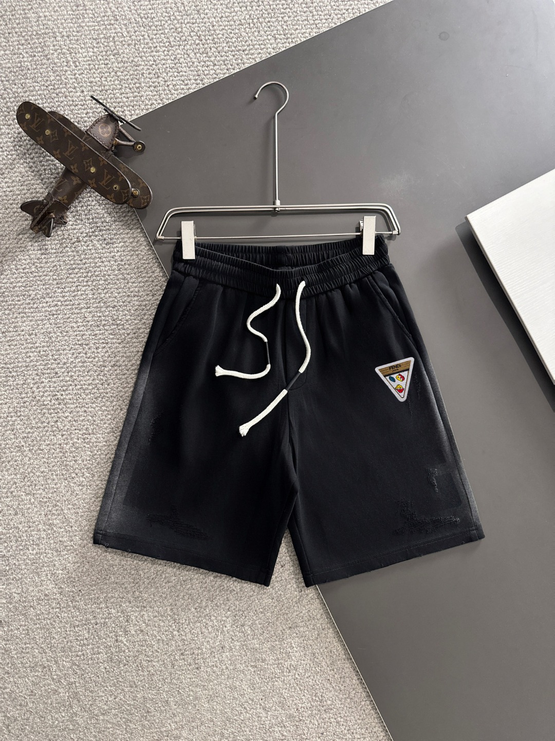 NO:143364,Shipping the next day, high-end products, Fendi, 2025 spring and summer new elastic strap casual shorts, customized counter fabric, breathable and comfortable, impeccable details, brand element design concept, reflecting high quality. The feel is delicate and soft!  It is casually cut, with a great upper body style!  Code number M-3XL, fendi, shorts, alexander wang19860909隔天出货 高端货 芬迪 2025春夏新款松紧带休闲短裤,专柜定制面料 透气舒适度高,细节无可挑剔,品牌元素设计理念,体现高品质.手感细腻柔软！呈现休闲裁剪,上身版型超赞！码数M-3XL,,fendi,shorts,alexander wang,Men's clothing