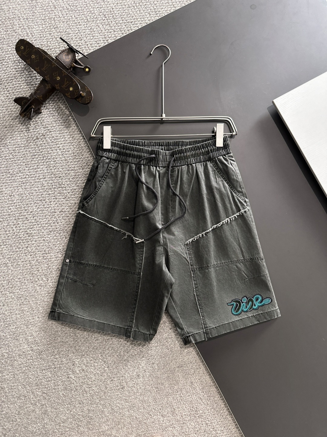 NO:143376,Shipping the next day, high-end DIOR 2025 spring and summer new elastic strap casual shorts, customized counter fabric, breathable and comfortable, impeccable details, brand element design concept, reflecting high quality. The feel is delicate and soft!  It is casually cut, with a great upper body style!  Code number M-3XL, dior, shorts, alexander wang19860909隔天出货 高端货 DIOR 2025春夏新款松紧带休闲短裤,专柜定制面料 透气舒适度高,细节无可挑剔,品牌元素设计理念,体现高品质.手感细腻柔软！呈现休闲裁剪,上身版型超赞！码数M-3XL,,dior,shorts,alexander wang,Men's clothing
