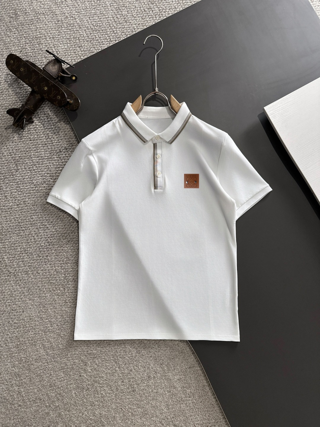 🅿️165 Envío al día siguiente. Alta calidad. Polo de Loewe clásico y elegante, con el patrón de la cabeza de Medusa en …