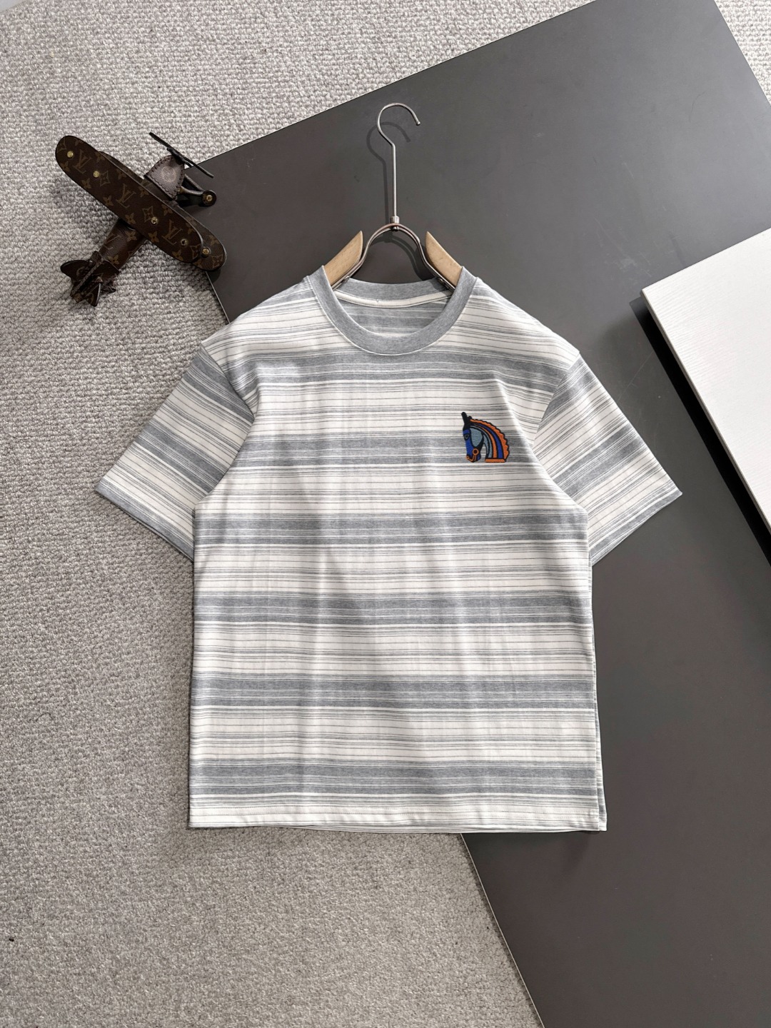 NO:147689,Shipping the next day Hermes 2025 spring and summer new model (top quality, differentiation) launched double yarn pure cotton fabric short sleeves Early spring catwalk model Personalized exclusive styles Men and women same styles Use imported custom dyed fabrics Back collar chain bottom cover shoulders No deformation nor shrinkage SIZEM to 3XL, hermes, T-shirt, alexander wang19860909隔天出货 爱马仕 2025春夏新款（顶级品质 区别通货） 重磅推出双纱纯棉面料短袖 早春走秀款 个性独家款式 男女同款 采用进口定制定染面料 后领锁链底全包肩 过水不变形不缩水 SIZEM到3XL,,hermes,T-shirt,alexander wang,Men's clothing