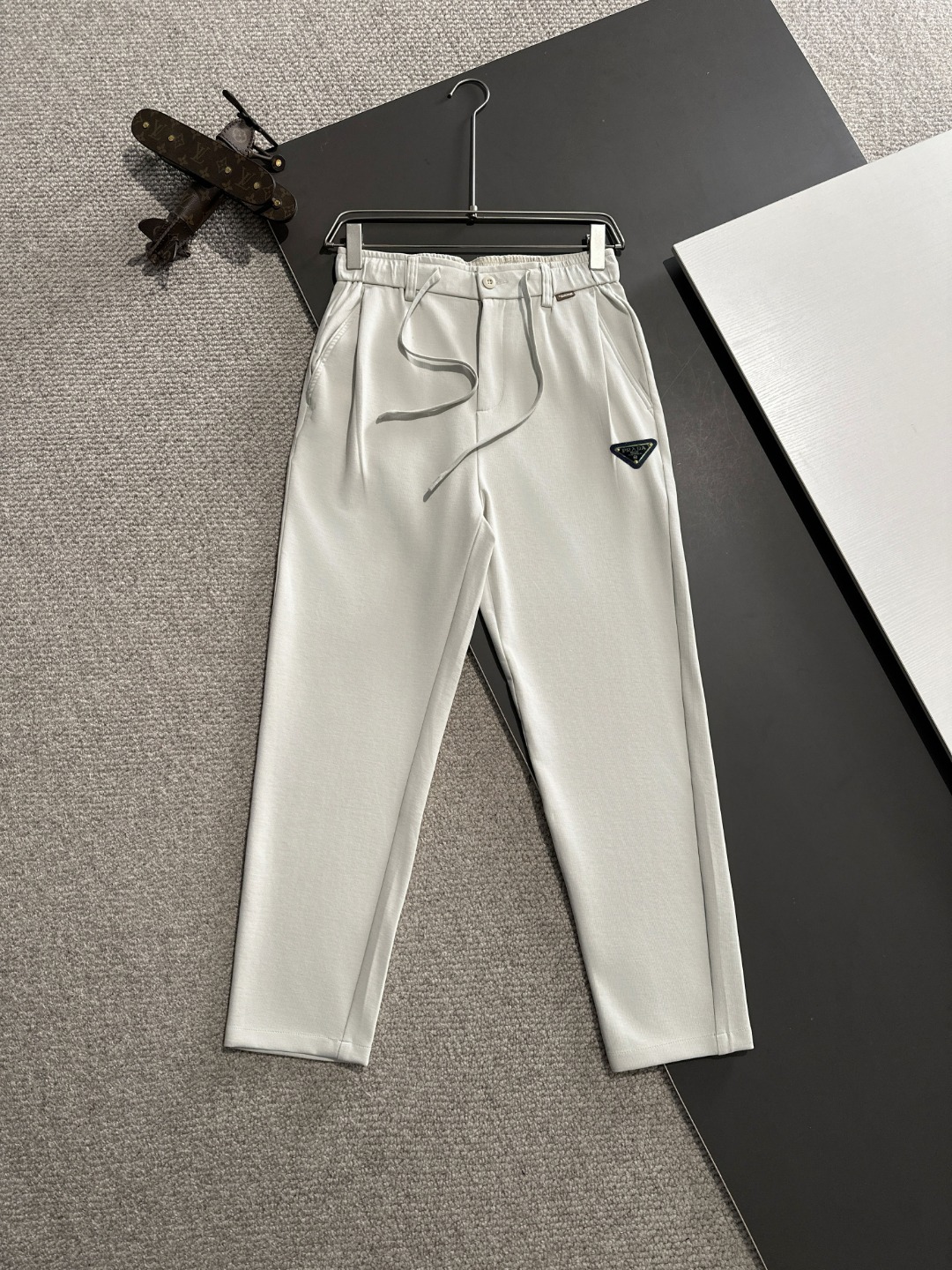 Envío al día siguiente Prada 2025 primavera y verano nuevos pantalones casuales con banda elástica, telas finas contrap…