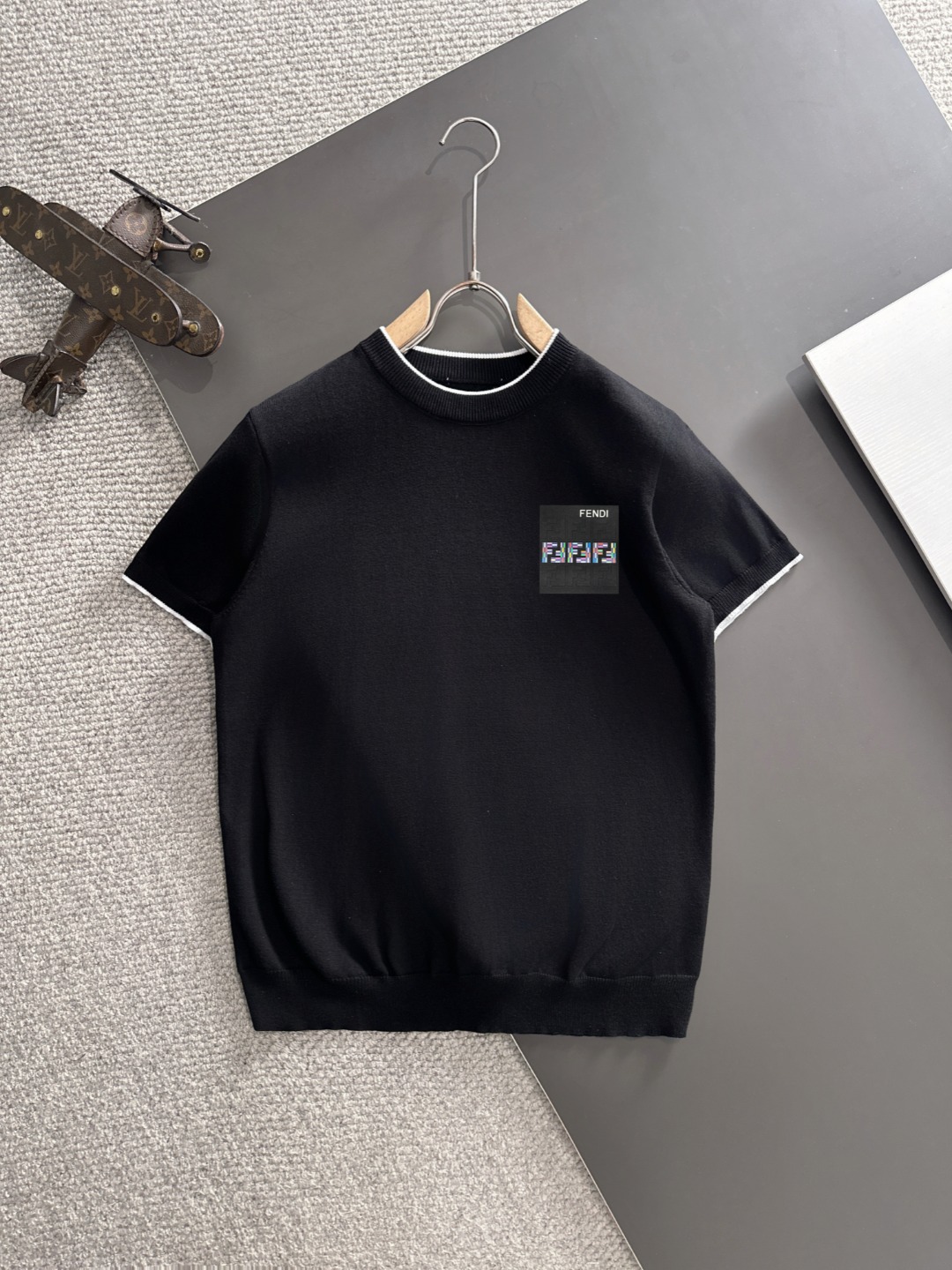 Envío al día siguiente. Alta calidad. FENDI 2025 nueva colección de primavera-verano, camiseta de cuello redondo para h…