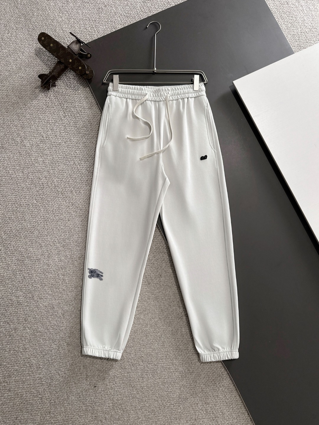 Burberry 2025 primavera y verano nuevos pantalones casuales con banda elástica para entrega al día siguiente, telas fin…