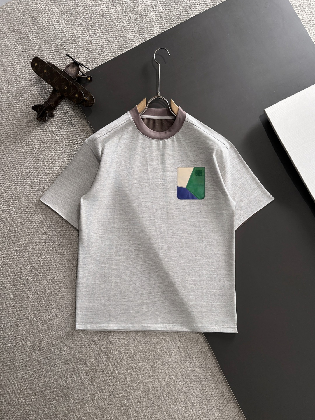 NO:427409,Shipping the next day Luo Yiwei 2025 summer new model (top quality, different currency) launched special fabric short sleeves Summer catwalk style Personalized exclusive style Men and women The same style is imported customized dyed fabric. The back collar chain bottom covers the shoulder. It will not deform or shrink after water. SIZEM to 3XL, loewe, T-shirt, alexander wang19860909隔天出货 罗意威 2025夏季新款（顶级品质 区别通货） 重磅推出特殊面料短袖 夏季走秀款 个性独家款式 男女同款 采用进口定制定染面料 后领锁链底全包肩 过水不变形不缩水 SIZEM到3XL,,loewe,T-shirt,alexander wang,Men's clothing