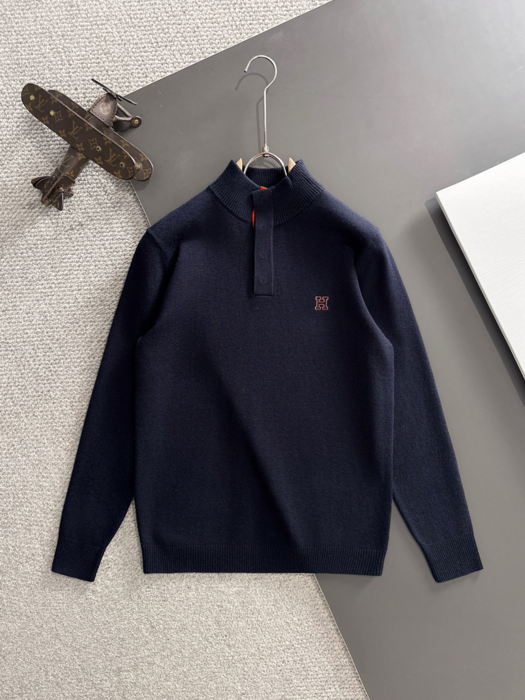 Pull en laine mérinos Hermès - Collection Automne/Hiver 2025 - Confort et Élégance