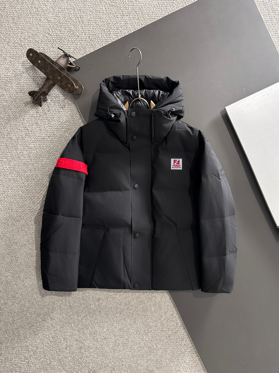 两天货期 芬迪 🔥🔥高端定制 2025冬季官网最新款爆款羽绒服 客供原版订制五金配件全进口原版定制 欢迎