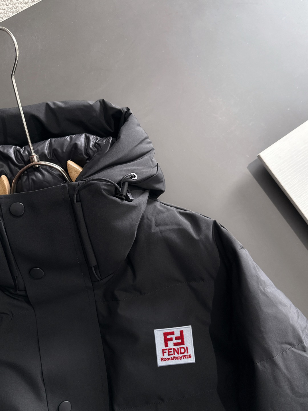 两天货期 芬迪 🔥🔥高端定制 2025冬季官网最新款爆款羽绒服 客供原版订制五金配件全进口原版定制 欢迎