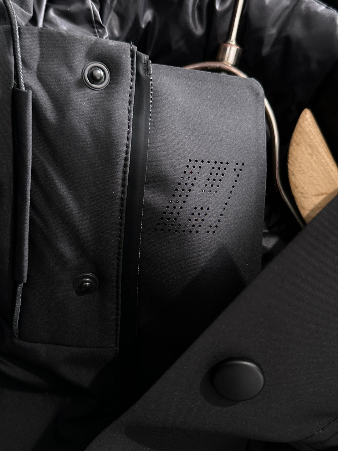 两天货期 芬迪 🔥🔥高端定制 2025冬季官网最新款爆款羽绒服 客供原版订制五金配件全进口原版定制 欢迎