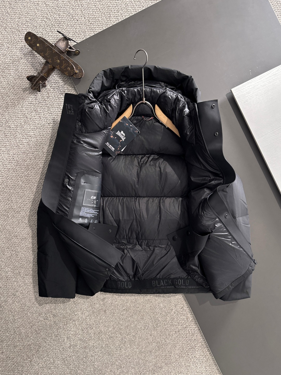 两天货期 芬迪 🔥🔥高端定制 2025冬季官网最新款爆款羽绒服 客供原版订制五金配件全进口原版定制 欢迎