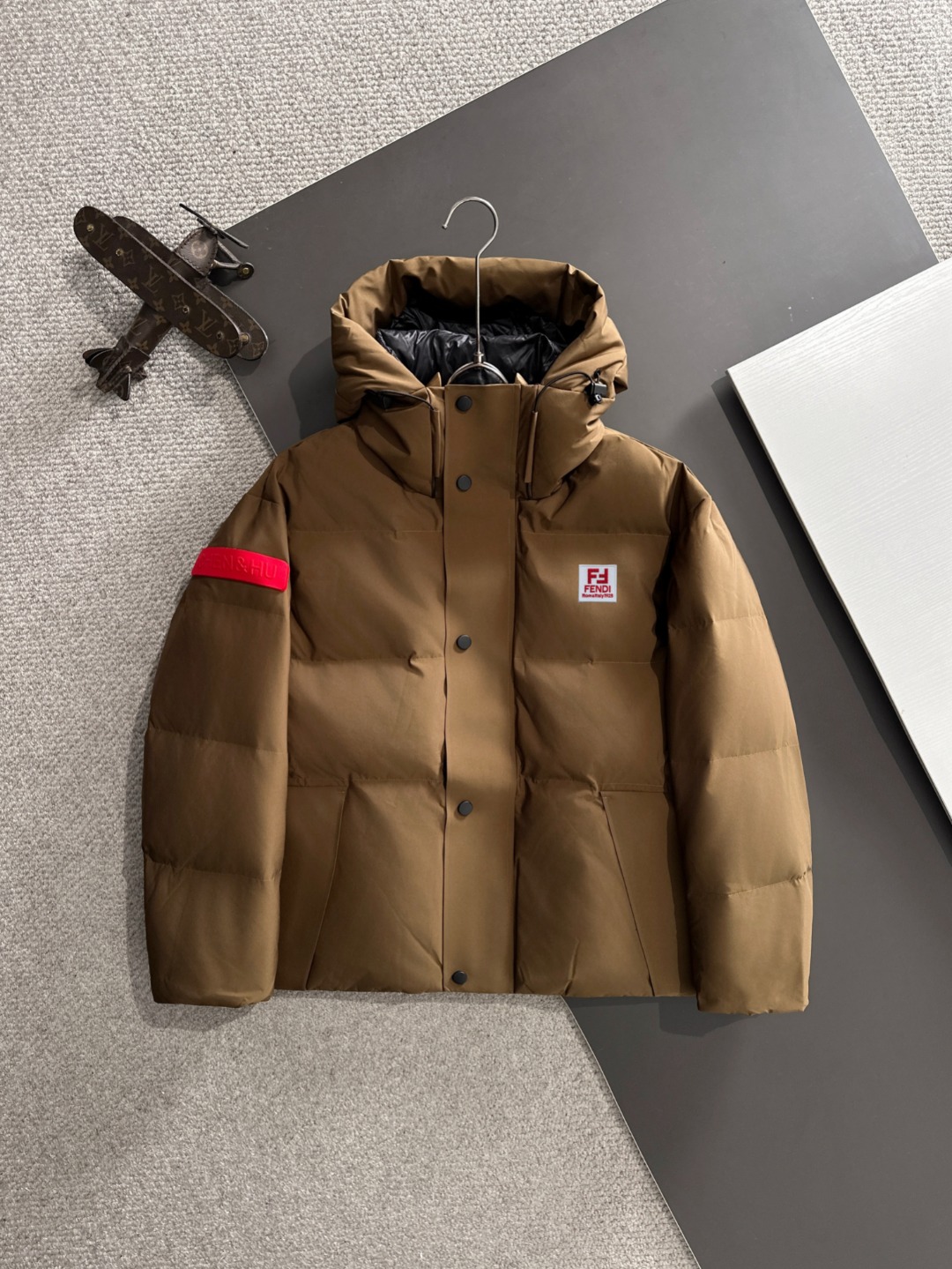 两天货期 芬迪 🔥🔥高端定制 2025冬季官网最新款爆款羽绒服 客供原版订制五金配件全进口原版定制 欢迎