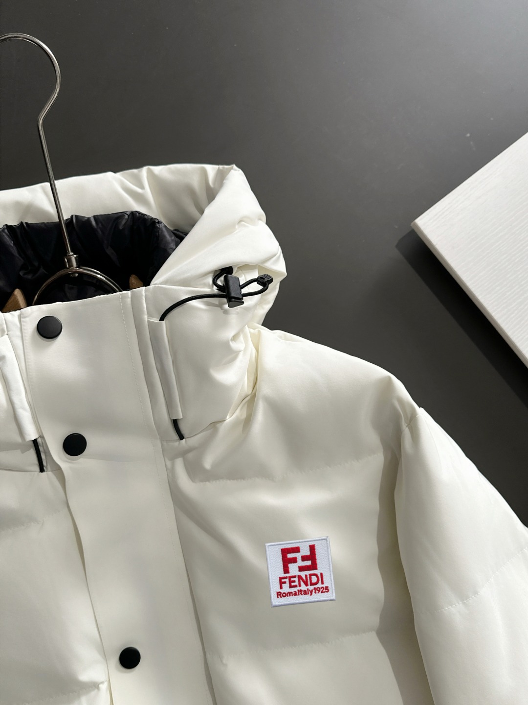 两天货期 芬迪 🔥🔥高端定制 2025冬季官网最新款爆款羽绒服 客供原版订制五金配件全进口原版定制 欢迎