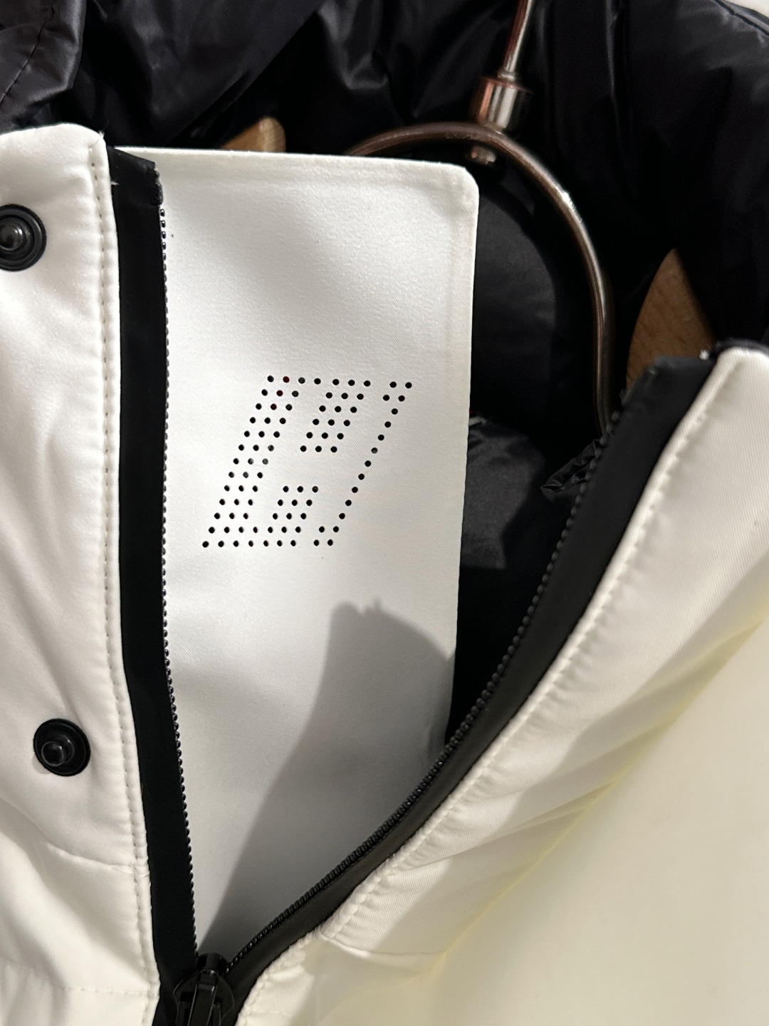 两天货期 芬迪 🔥🔥高端定制 2025冬季官网最新款爆款羽绒服 客供原版订制五金配件全进口原版定制 欢迎