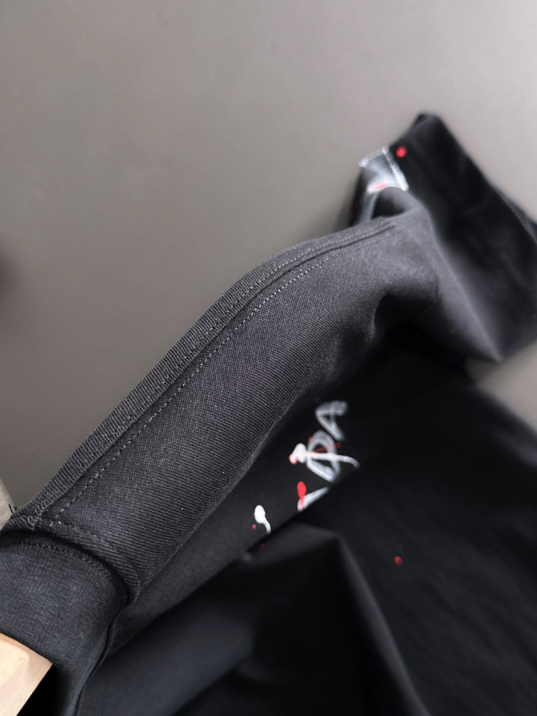 隔天出货 P125 普拉达 2026夏季新款  （顶级品质 区别通货）
重磅推出特殊面料短袖 
夏季走秀款 个性独家款式 男女同款 采用进口定制定染面料 后领锁链底全包肩 过水不变形不缩水 
SIZE：M到3XL