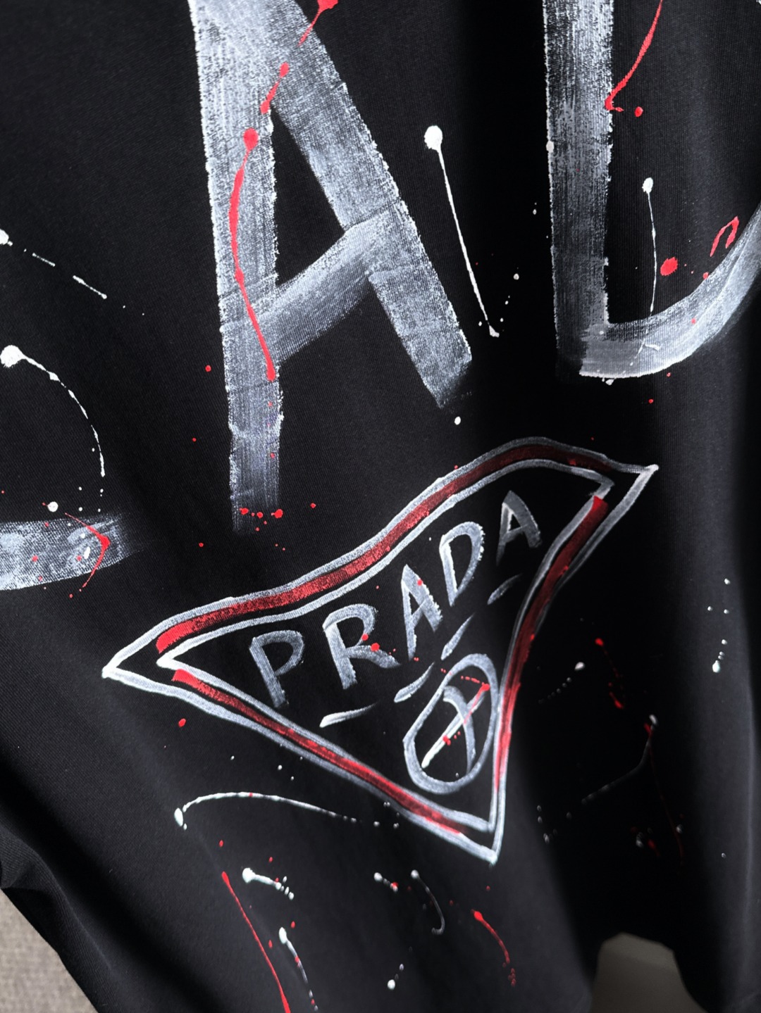 隔天出货 P125 普拉达 2026夏季新款  （顶级品质 区别通货）
重磅推出特殊面料短袖 
夏季走秀款 个性独家款式 男女同款 采用进口定制定染面料 后领锁链底全包肩 过水不变形不缩水 
SIZE：M到3XL