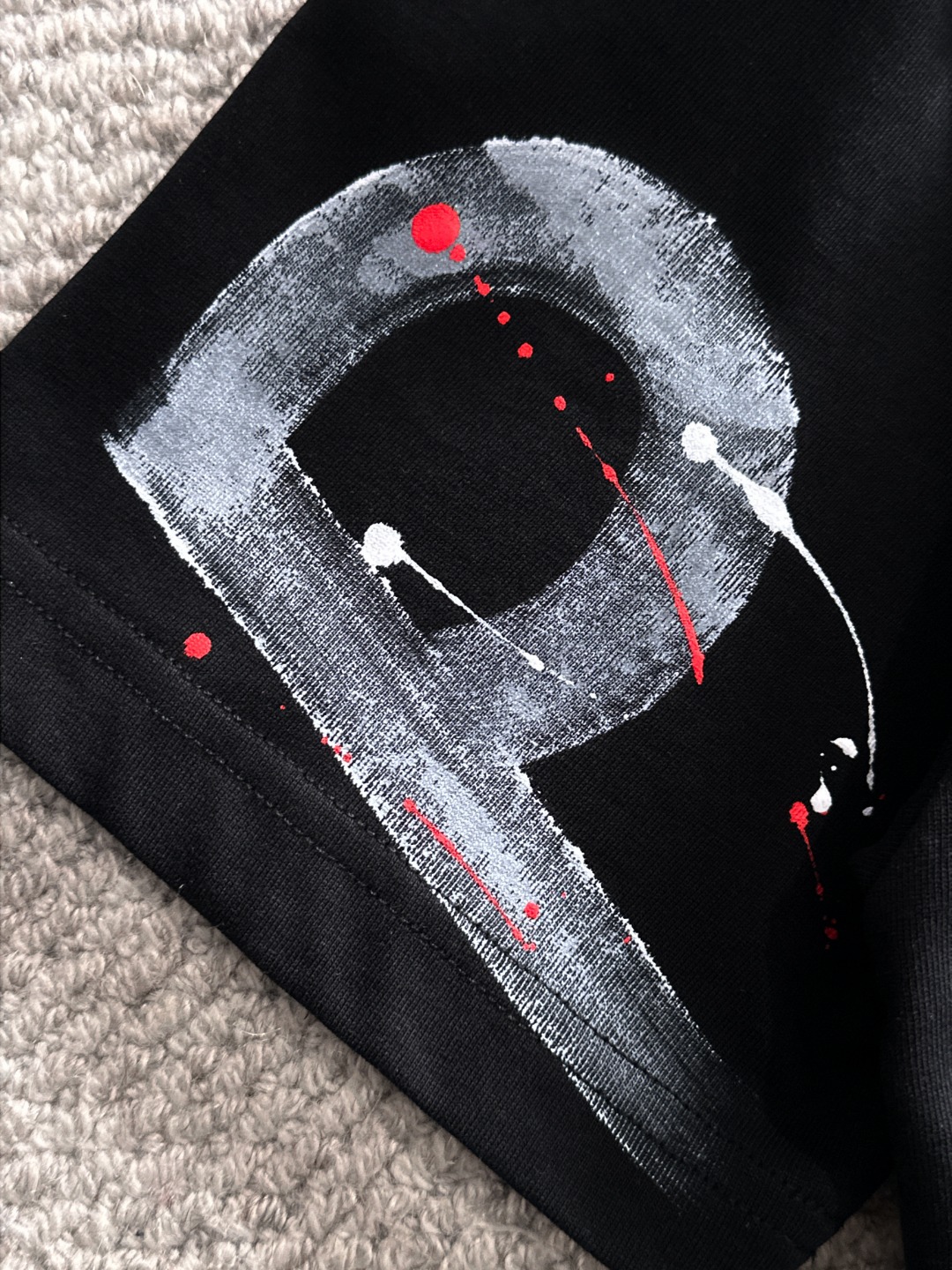 隔天出货 P125 普拉达 2026夏季新款  （顶级品质 区别通货）
重磅推出特殊面料短袖 
夏季走秀款 个性独家款式 男女同款 采用进口定制定染面料 后领锁链底全包肩 过水不变形不缩水 
SIZE：M到3XL