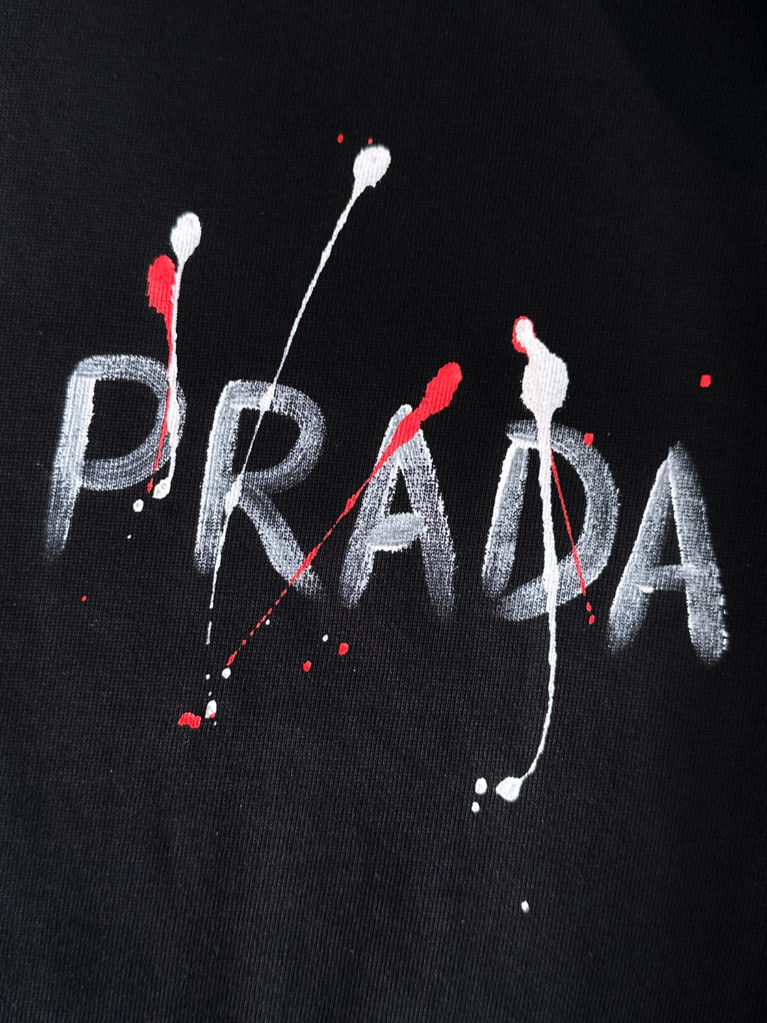 隔天出货 P125 普拉达 2026夏季新款  （顶级品质 区别通货）
重磅推出特殊面料短袖 
夏季走秀款 个性独家款式 男女同款 采用进口定制定染面料 后领锁链底全包肩 过水不变形不缩水 
SIZE：M到3XL