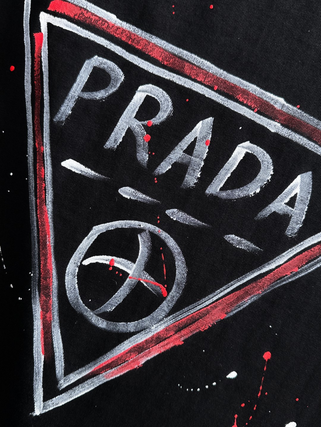 隔天出货 P125 普拉达 2026夏季新款  （顶级品质 区别通货）
重磅推出特殊面料短袖 
夏季走秀款 个性独家款式 男女同款 采用进口定制定染面料 后领锁链底全包肩 过水不变形不缩水 
SIZE：M到3XL