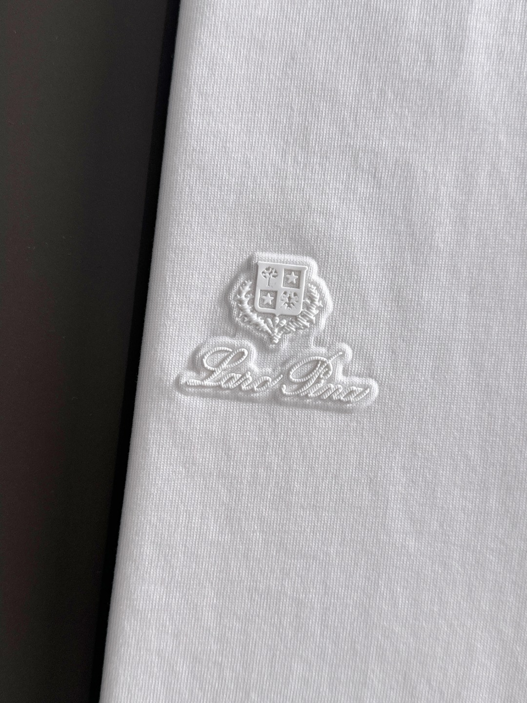 隔天出货 P125 LP 2031夏季新款  （顶级品质 区别通货）
重磅推出特殊面料短袖 
夏季走秀款 个性独家款式 男女同款 采用进口定制定染面料 后领锁链底全包肩 过水不变形不缩水 
SIZE：M到3XL