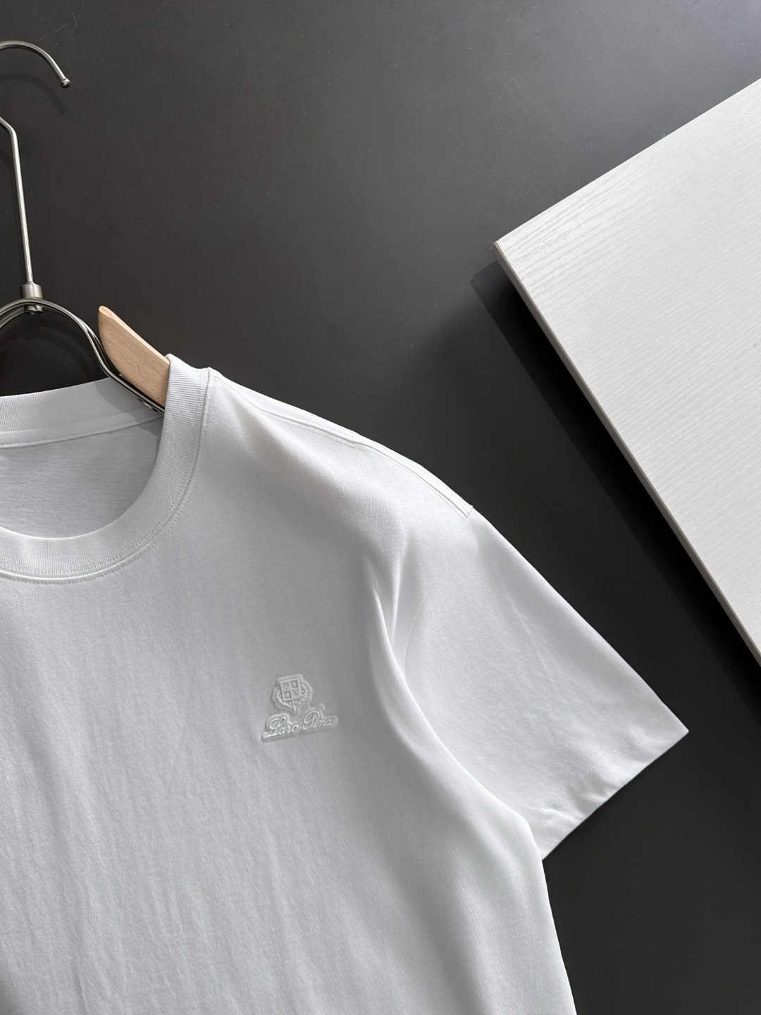 隔天出货 P125 LP 2031夏季新款  （顶级品质 区别通货）
重磅推出特殊面料短袖 
夏季走秀款 个性独家款式 男女同款 采用进口定制定染面料 后领锁链底全包肩 过水不变形不缩水 
SIZE：M到3XL