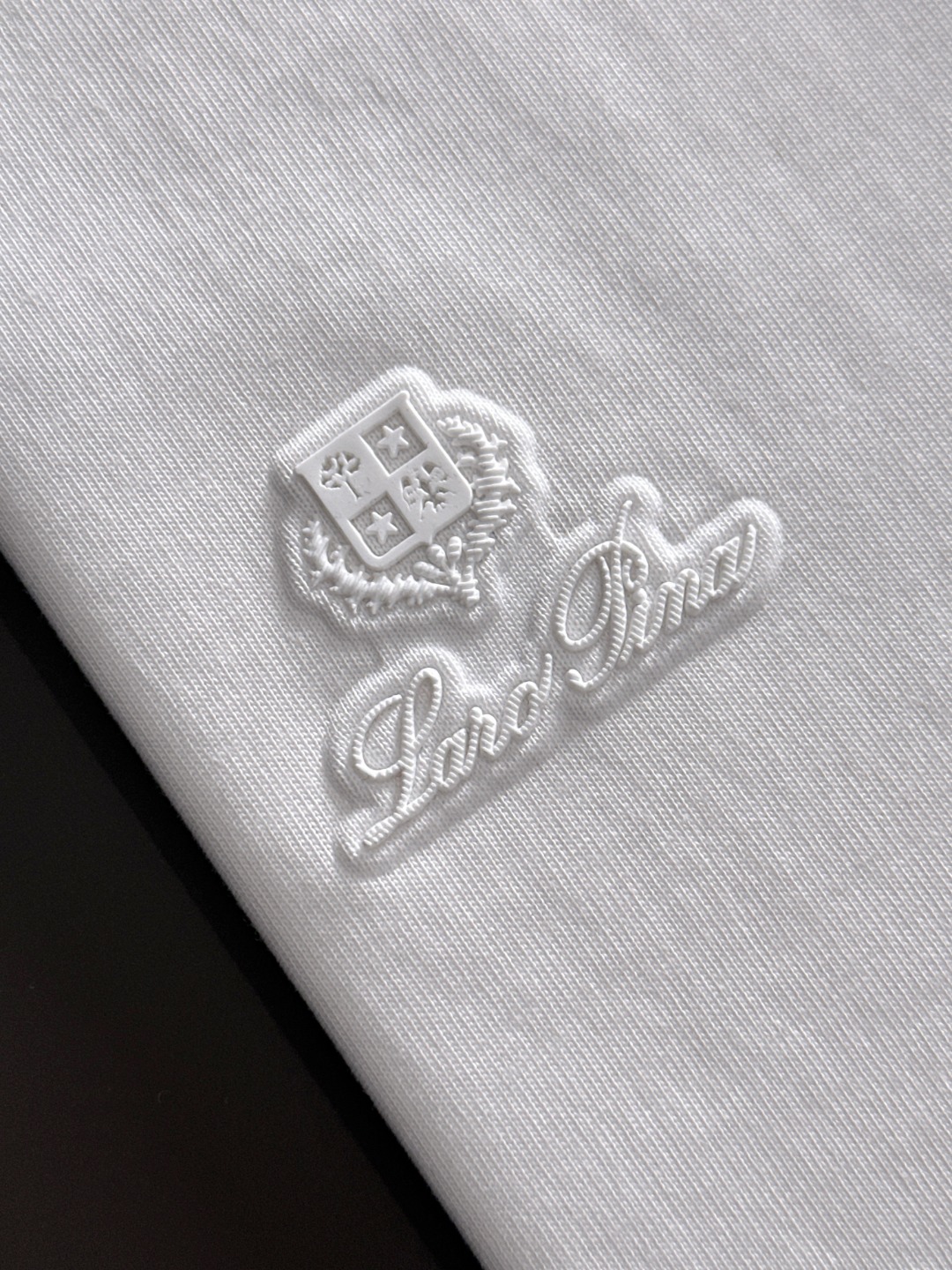 隔天出货 P125 LP 2031夏季新款  （顶级品质 区别通货）
重磅推出特殊面料短袖 
夏季走秀款 个性独家款式 男女同款 采用进口定制定染面料 后领锁链底全包肩 过水不变形不缩水 
SIZE：M到3XL