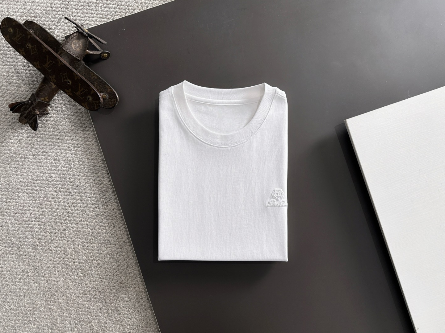 隔天出货 P125 LP 2031夏季新款  （顶级品质 区别通货）
重磅推出特殊面料短袖 
夏季走秀款 个性独家款式 男女同款 采用进口定制定染面料 后领锁链底全包肩 过水不变形不缩水 
SIZE：M到3XL