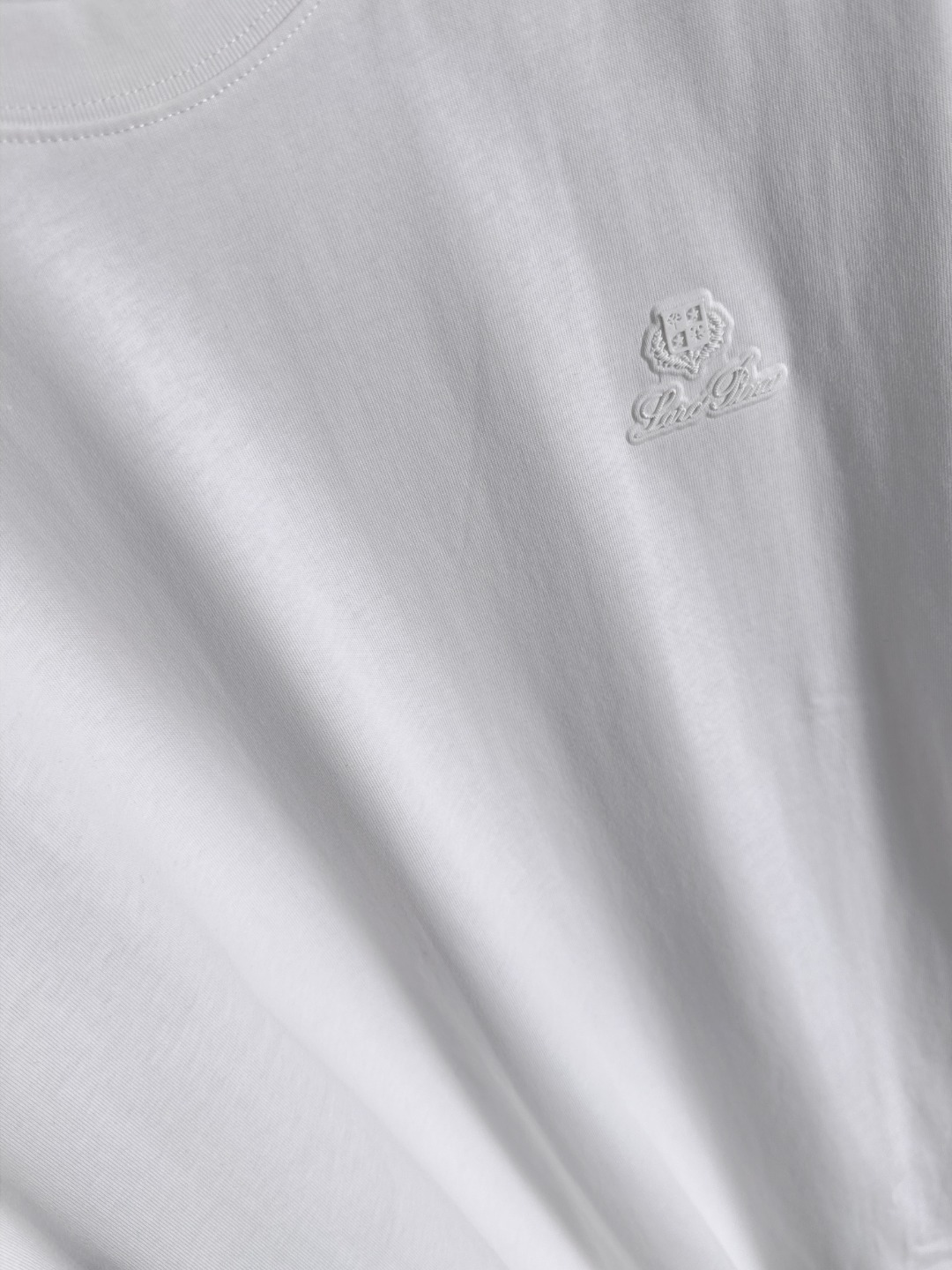 隔天出货 P125 LP 2031夏季新款  （顶级品质 区别通货）
重磅推出特殊面料短袖 
夏季走秀款 个性独家款式 男女同款 采用进口定制定染面料 后领锁链底全包肩 过水不变形不缩水 
SIZE：M到3XL