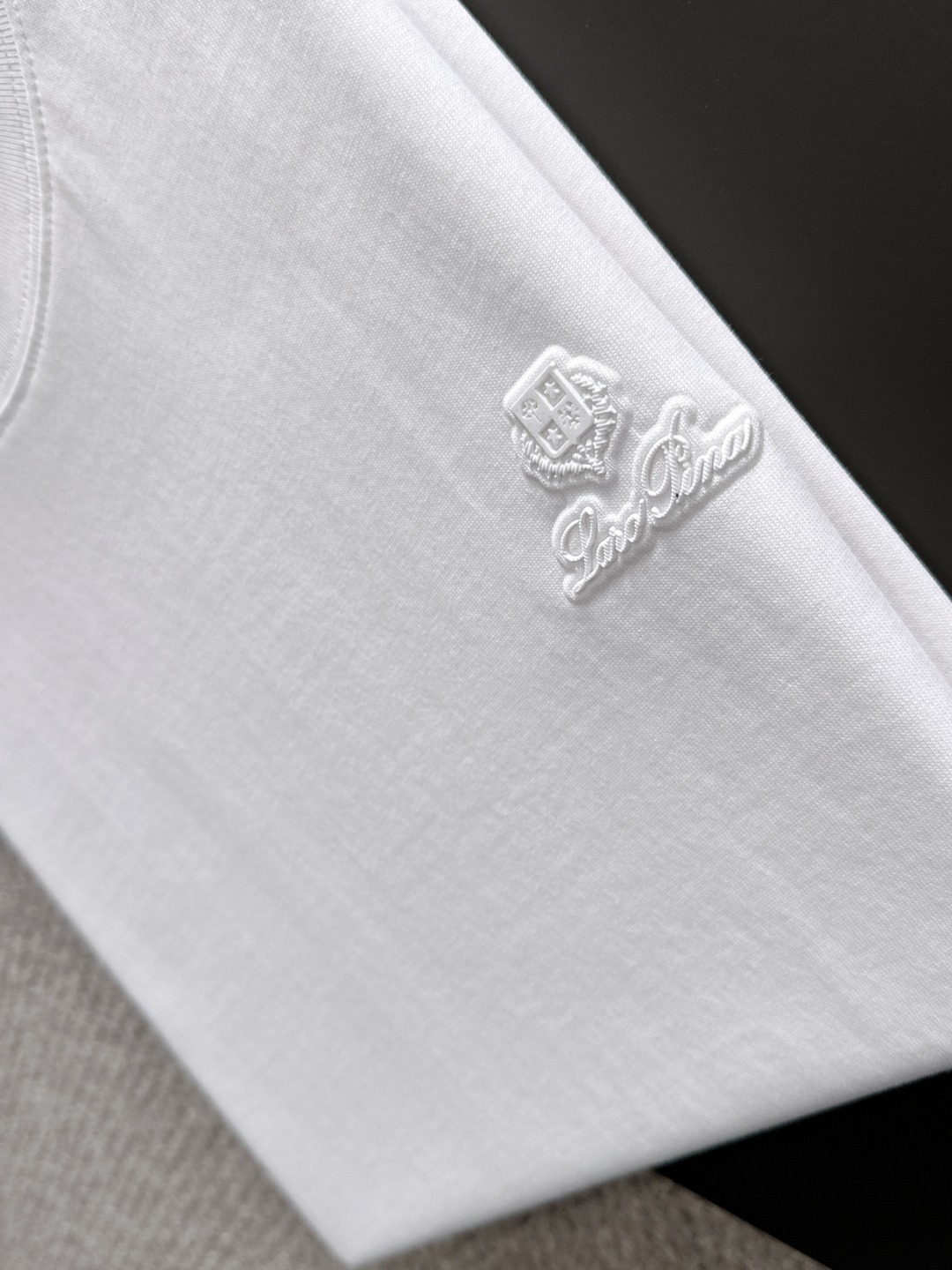 隔天出货 P125 LP 2031夏季新款  （顶级品质 区别通货）
重磅推出特殊面料短袖 
夏季走秀款 个性独家款式 男女同款 采用进口定制定染面料 后领锁链底全包肩 过水不变形不缩水 
SIZE：M到3XL