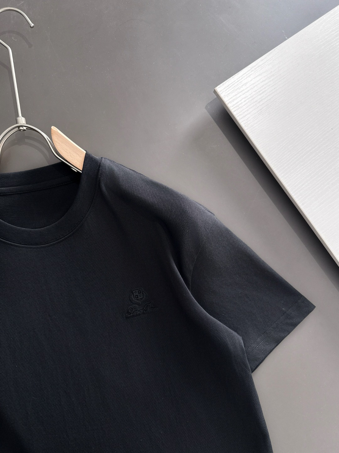 隔天出货 P125 LP 2031夏季新款  （顶级品质 区别通货）
重磅推出特殊面料短袖 
夏季走秀款 个性独家款式 男女同款 采用进口定制定染面料 后领锁链底全包肩 过水不变形不缩水 
SIZE：M到3XL