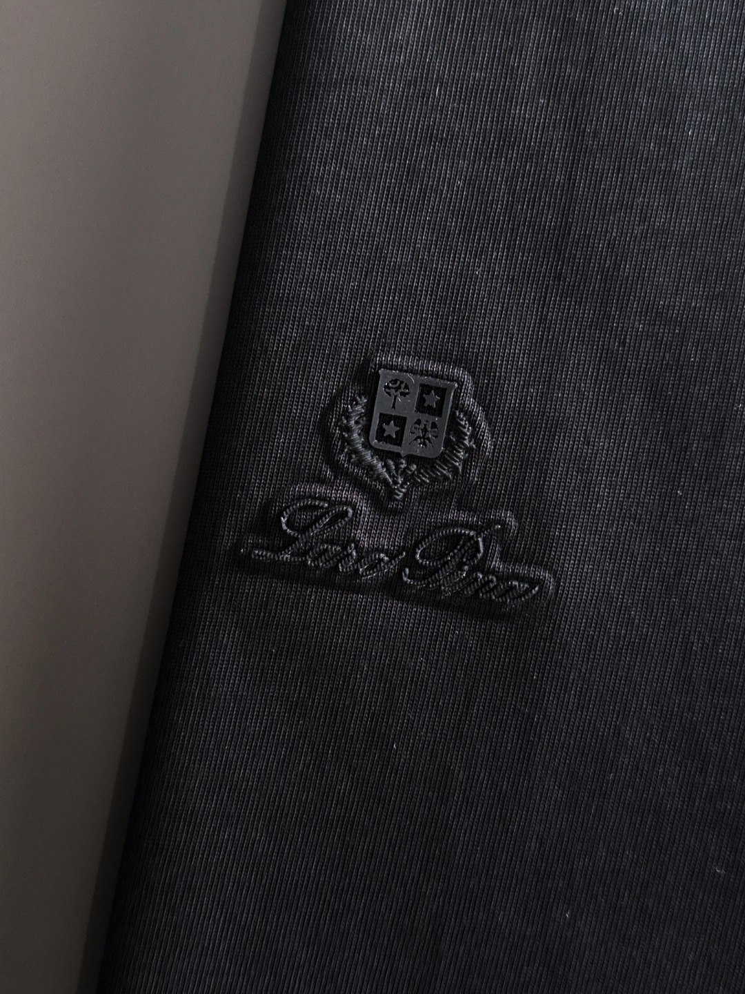 隔天出货 P125 LP 2031夏季新款  （顶级品质 区别通货）
重磅推出特殊面料短袖 
夏季走秀款 个性独家款式 男女同款 采用进口定制定染面料 后领锁链底全包肩 过水不变形不缩水 
SIZE：M到3XL