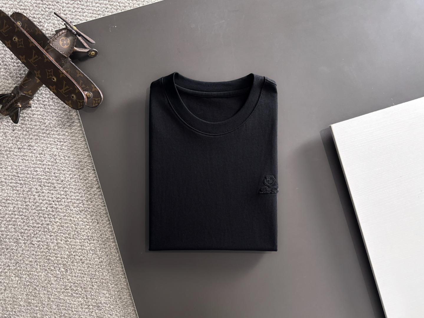 隔天出货 P125 LP 2031夏季新款  （顶级品质 区别通货）
重磅推出特殊面料短袖 
夏季走秀款 个性独家款式 男女同款 采用进口定制定染面料 后领锁链底全包肩 过水不变形不缩水 
SIZE：M到3XL