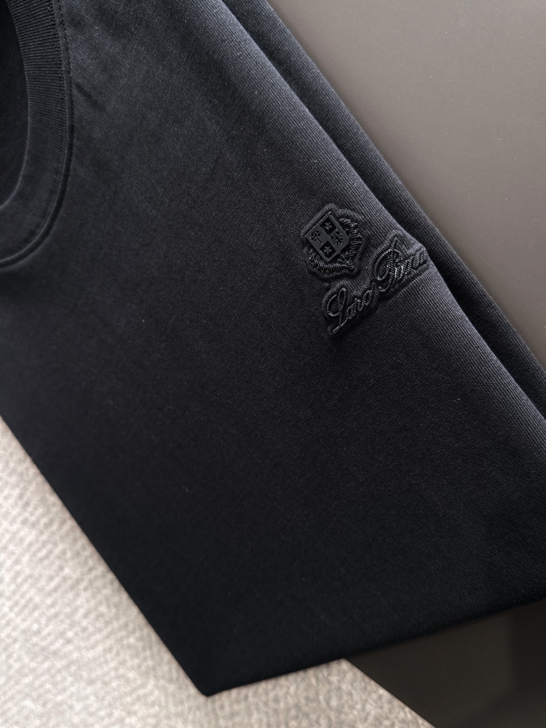 隔天出货 P125 LP 2031夏季新款  （顶级品质 区别通货）
重磅推出特殊面料短袖 
夏季走秀款 个性独家款式 男女同款 采用进口定制定染面料 后领锁链底全包肩 过水不变形不缩水 
SIZE：M到3XL