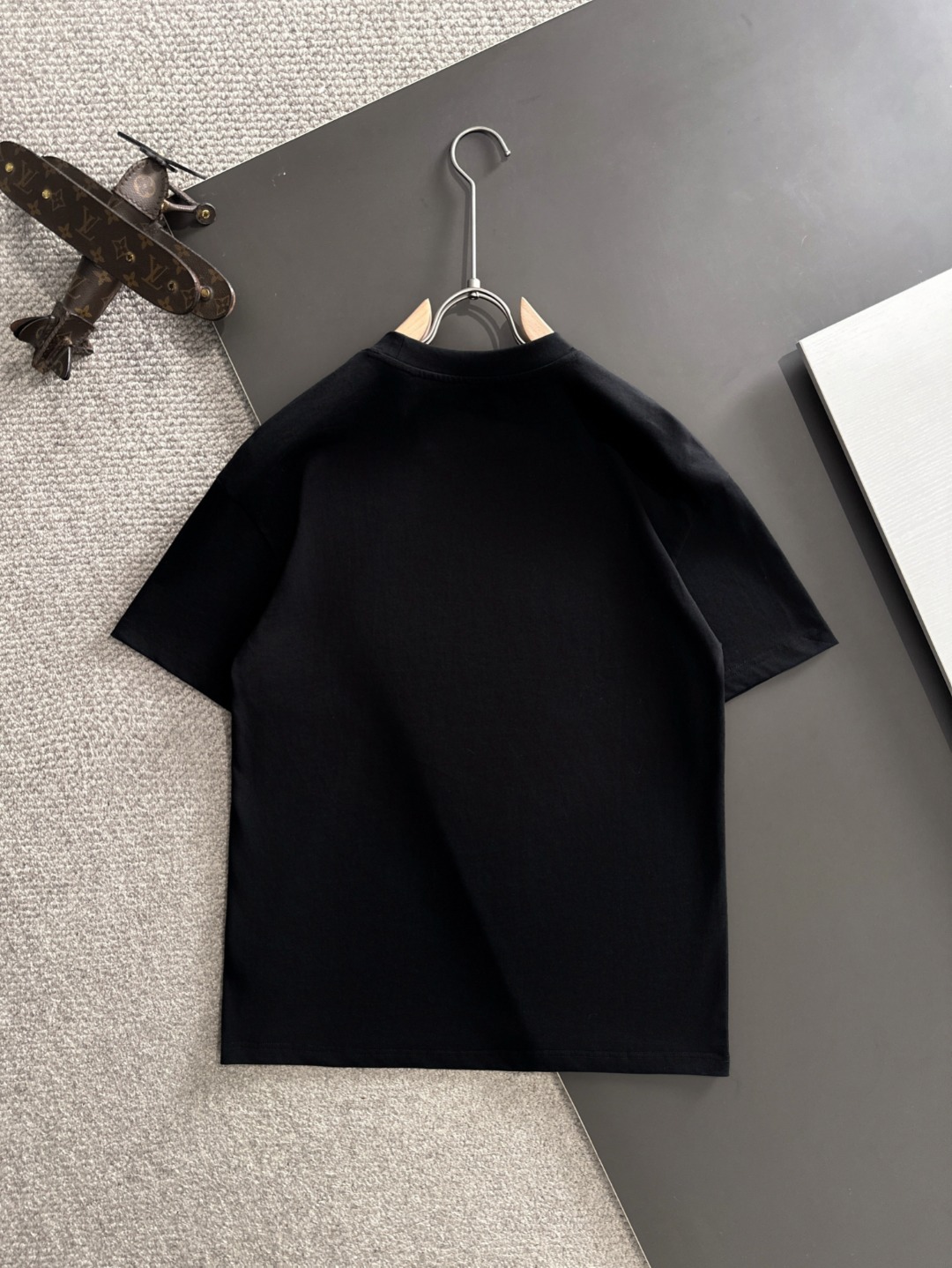 隔天出货 P125 LP 2031夏季新款  （顶级品质 区别通货）
重磅推出特殊面料短袖 
夏季走秀款 个性独家款式 男女同款 采用进口定制定染面料 后领锁链底全包肩 过水不变形不缩水 
SIZE：M到3XL